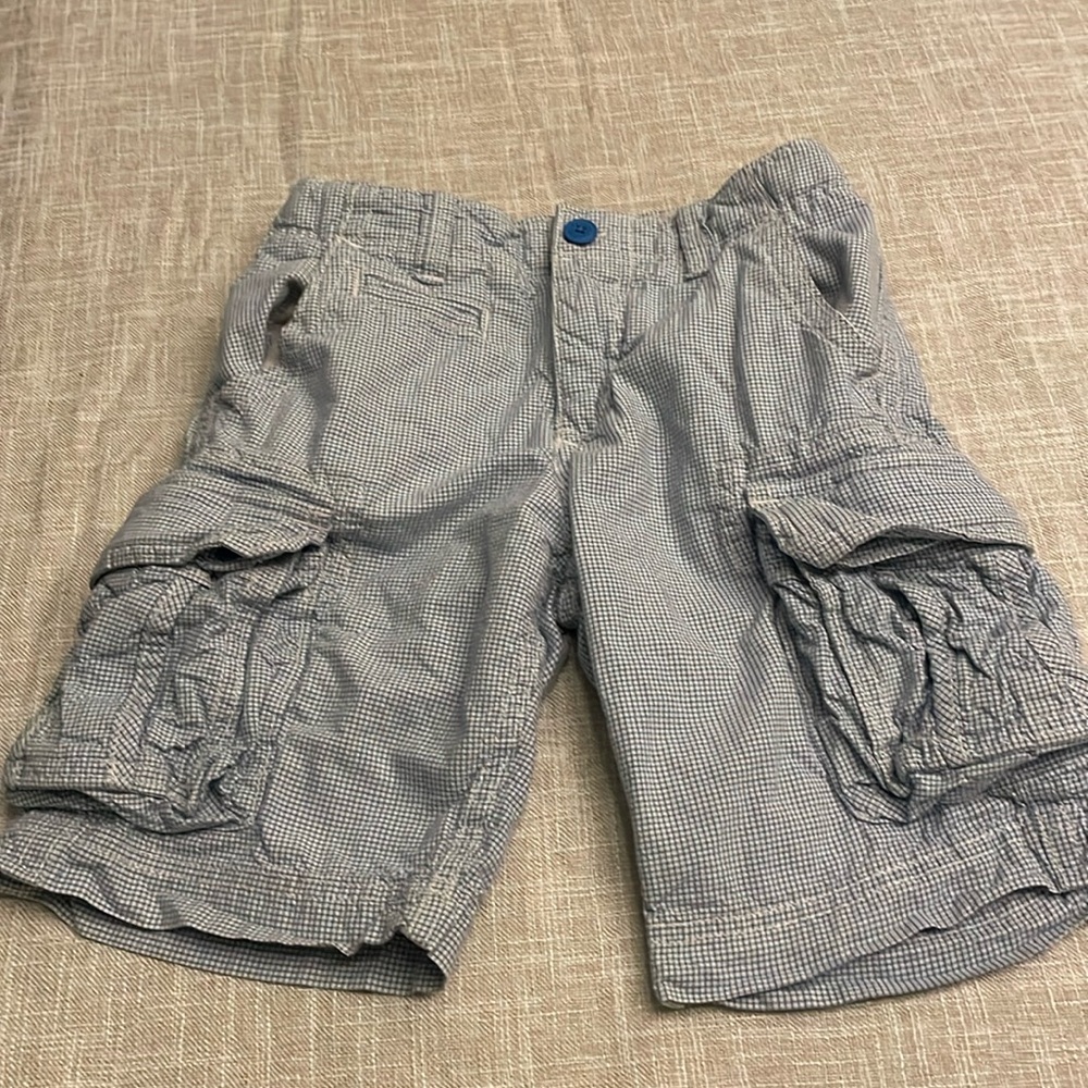 GapKids size 7 boys cargo shorts in a preppie print!